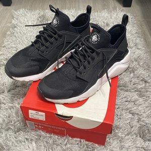 Nike Air Huarache Black and White